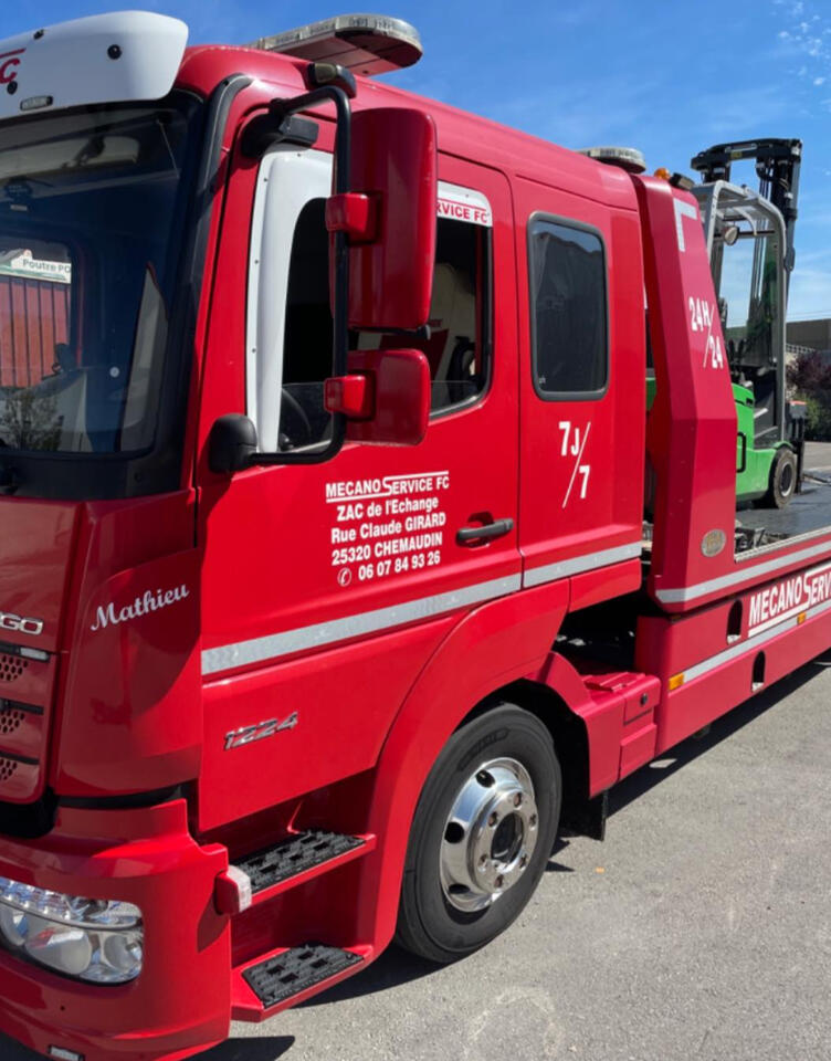 Dépanneuse portant un fenwik