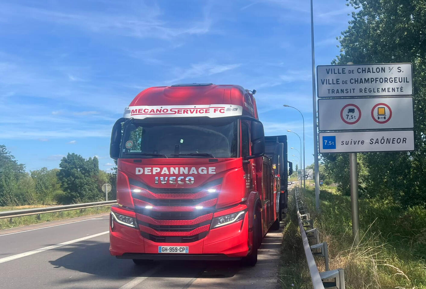 Intervention d'un collaborateur Mecano Service F.C pour dépanner un camion